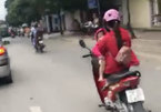 Nữ tài xế bế con phóng xe máy 60km/h vẫn thoải mái gác chân