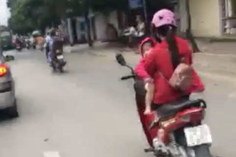 Nữ tài xế bế con phóng xe máy 60km/h vẫn thoải mái gác chân