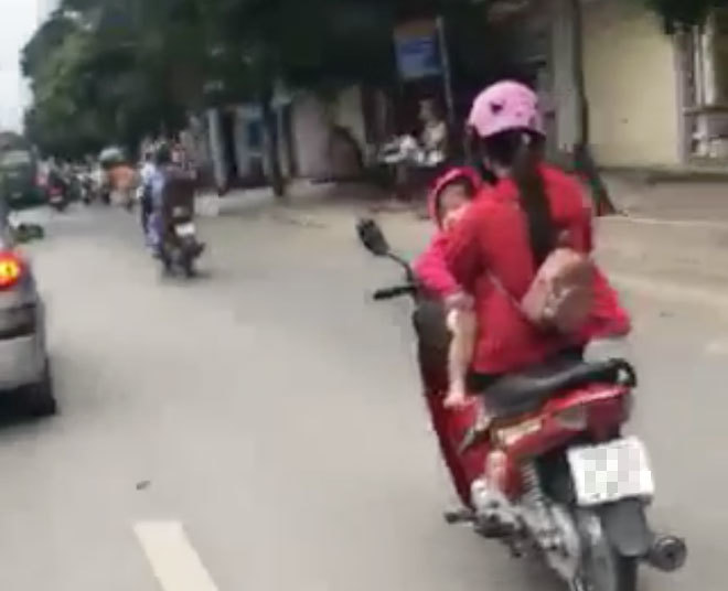 Nữ tài xế bế con phóng xe máy 60km/h vẫn thoải mái gác chân