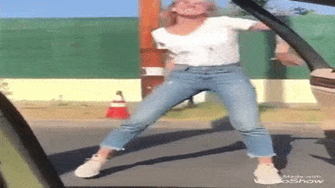Clip cô gái bị ôtô đâm khi nhảy điệu 'lao ra khỏi xe'