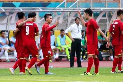 U23 Việt Nam ăn mừng với CĐV sau trận thắng Pakistan