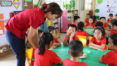 Nhiều cựu giáo chức mầm non phải gom từng cọng rau, hạt lúa khi về già Nhiều cựu giáo chức mầm non phải gom từng cọng rau, hạt lúa khi về già