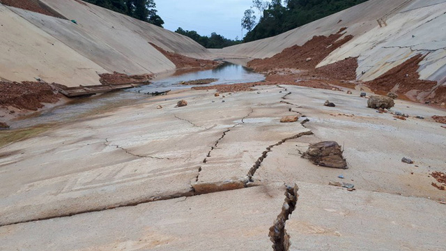 Nước ngầm đẩy vỡ kênh bê tông dự án ngàn tỷ: 'Có bảo hiểm lo'