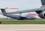 Thót tim cảnh siêu máy bay Không lực Mỹ đáp bằng mũi