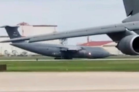 Thót tim cảnh siêu máy bay của Không lực Mỹ đáp bằng mũi