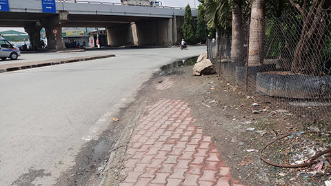 2 thanh niên bị gã xe ôm tấn công trên phố, 1 người chết