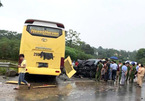 Xe giường nằm đâm nát ô tô 7 chỗ trên cao tốc Nội Bài - Lào Cai