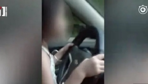 bé 6 tuổi lái xe chở cha mẹ tới đồn cảnh sát