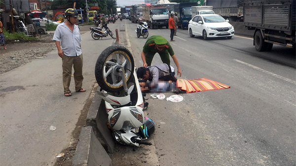 Thanh niên ngã quỵ chứng kiến người yêu chết dưới gầm xe tải