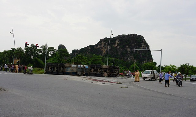 Xe bồn lật đè bẹp người đi xe máy giữa ngã tư