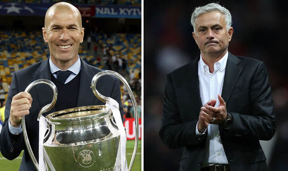 MU xem sa thải Mourinho, Ronaldo bị bóc mẽ