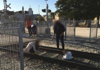Bà mẹ bị 'ném đá' vì đặt con giữa đường ray tàu hỏa để chụp ảnh