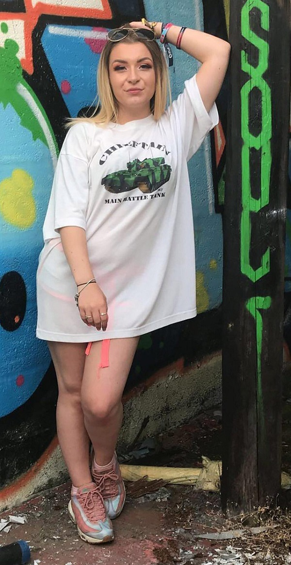 nu du khach nguoi anh