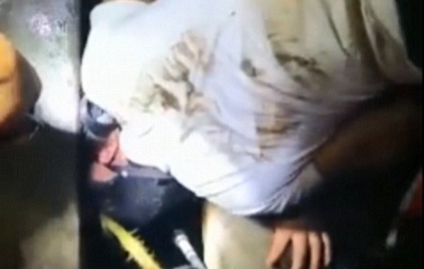 Xem tài xế giải cứu bé sơ sinh bị bỏ rơi dưới bể phốt