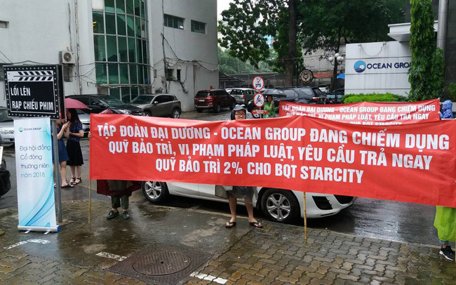 Cư dân tụ tập, căng băng rôn đòi tiền bảo trì chung cư