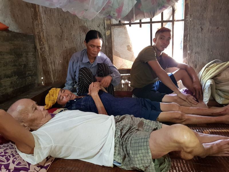 Con trai câm điếc, vợ nghèo kiệt quệ lo cứu chồng ung thư phổi