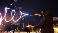 Light Graffiti ‘bừng sáng’ qua camera khẩu độ kép Light Graffiti ‘bừng sáng’ qua camera khẩu độ kép