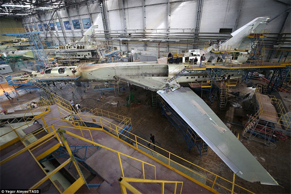 Xem Nga lắp ráp máy bay ném bom vượt âm thế hệ mới