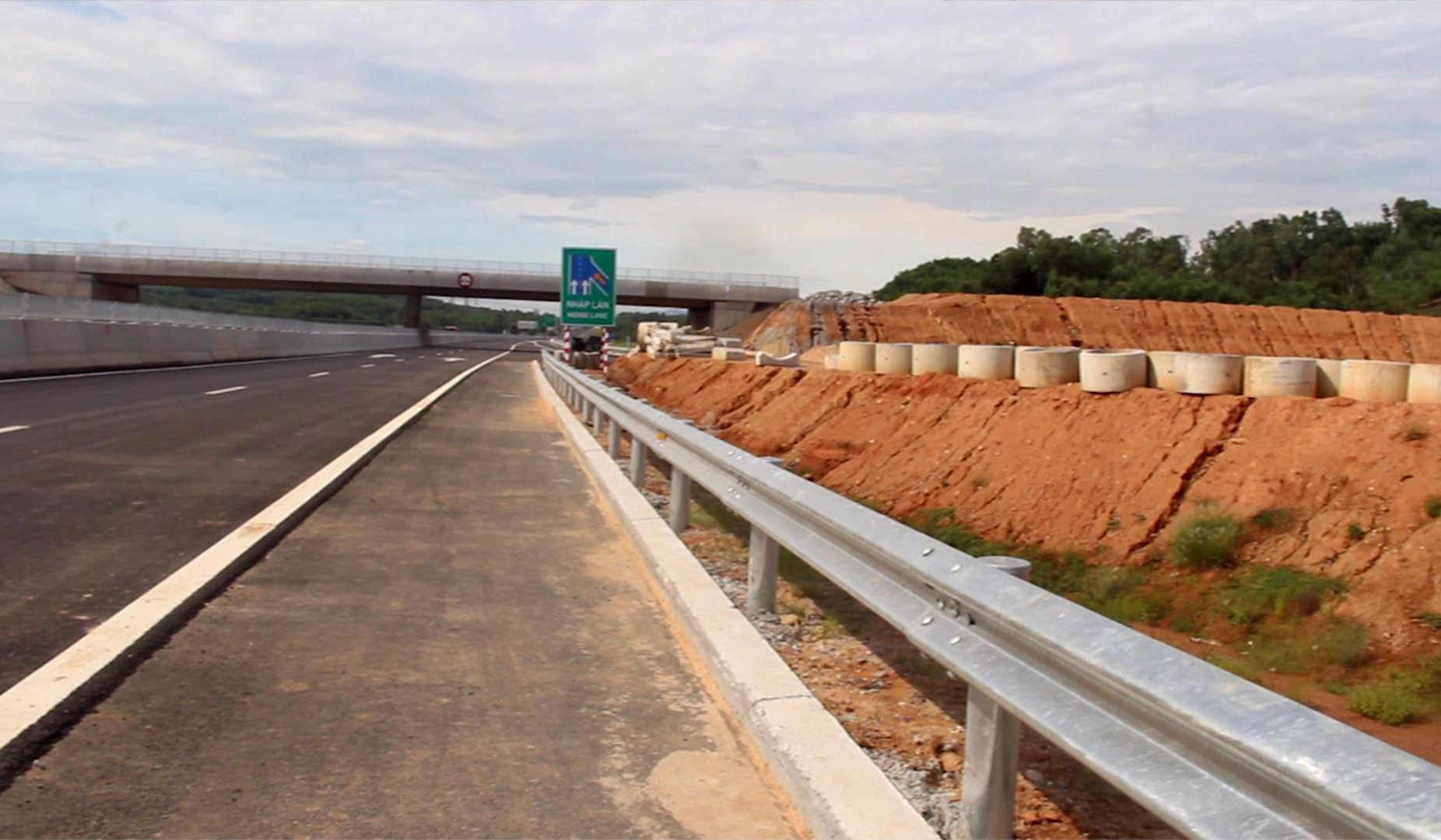 Ngổn ngang cao tốc nghìn tỷ đầu tiên của miền Trung trước ngày thông xe