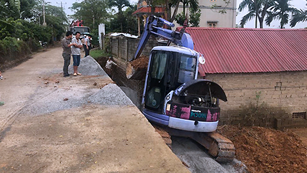 Bão số 4: Hà Nội bơm trăm tấn bê tông tươi giữ chân đê