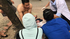 Bà bầu đẻ rơi con dọc đường, gọi 5 taxi không cái nào dừng lại