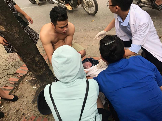 Bà bầu đẻ rơi con dọc đường, gọi 5 taxi không cái nào dừng lại