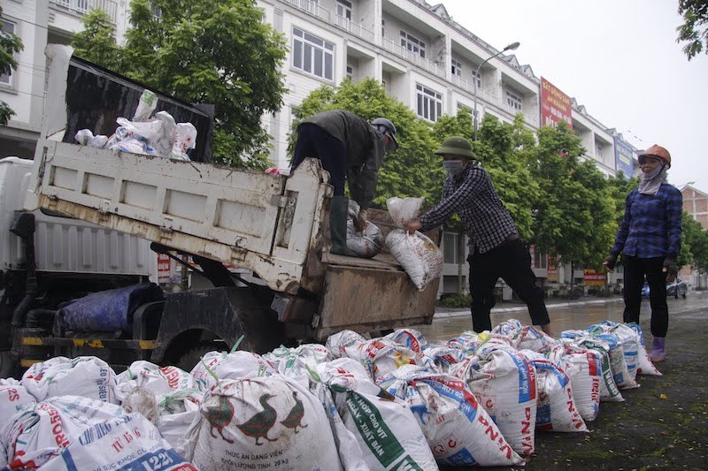 Biệt thự triệu đô ở Hà Nội hối hả ‘đắp đập be bờ' chống bão