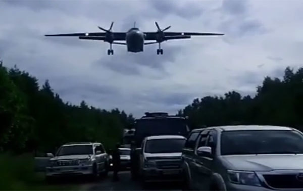 Xem chiến cơ Nga hạ cánh giữa đường đông nghịt xe