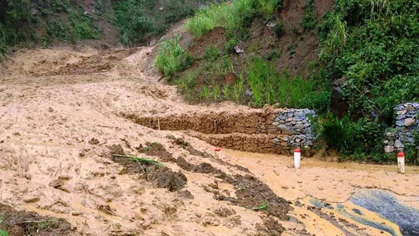 Sạt lở nhiều nơi ở Thanh Hóa, 1 người bị vùi lấp