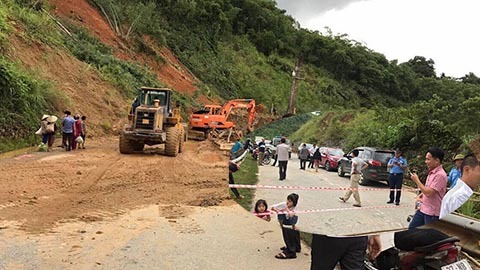 Dốc Chó sạt lở trầm trọng, quốc lộ 7A cô lập hoàn toàn