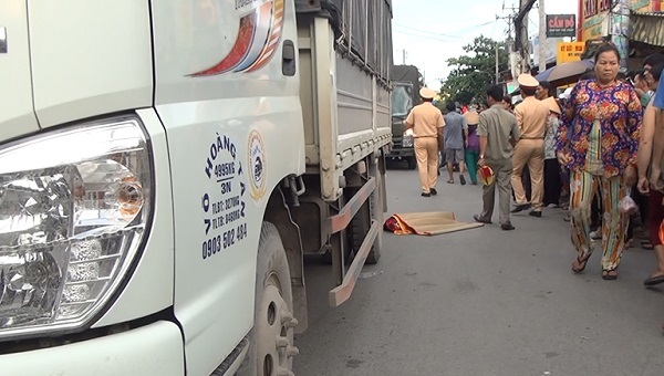 Văng khỏi tay mẹ sau va chạm, bé 2 tuổi bị xe tải cán chết