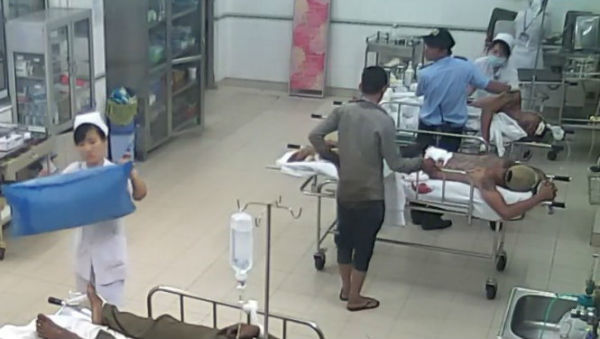 Nữ điều dưỡng bị đâm khi đang cấp cứu người tai nạn