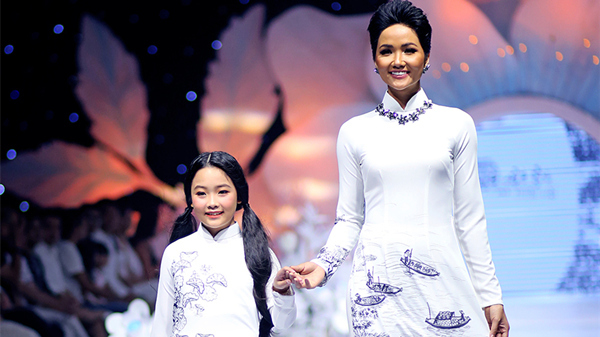 Xao xuyến ngắm H'Hen Niê thướt tha catwalk cùng dàn mẫu nhí