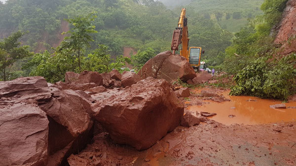 Sạt ta luy âm ở Sơn La, nguy cơ đứt quốc lộ 6