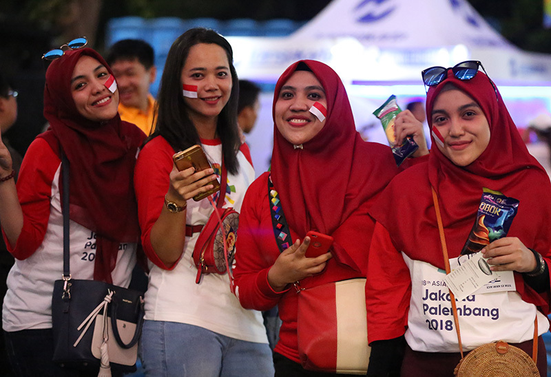 Thiếu nữ Indonesia khoe sắc đẹp trong ngày khai hội Asiad
