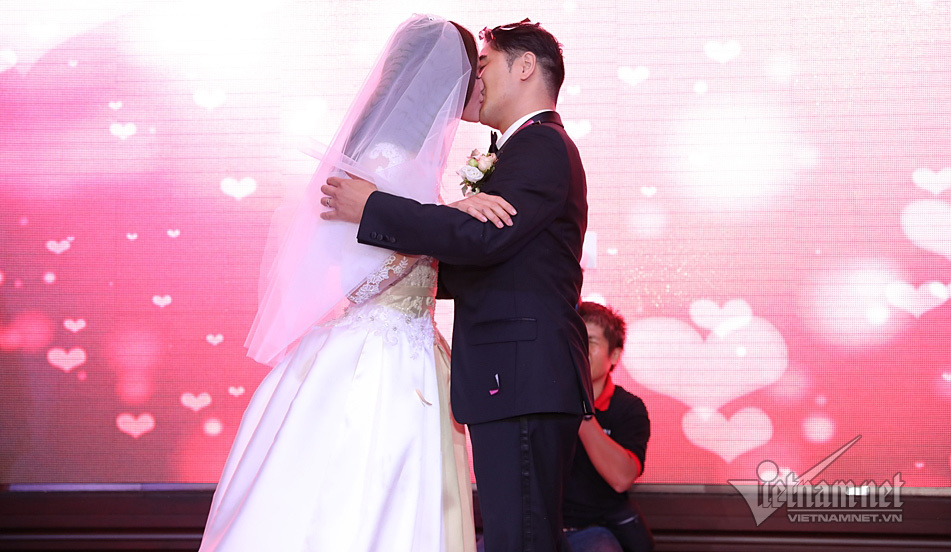 Chân dài Tuyết Lan hôn chồng doanh nhân say đắm trong đám cưới