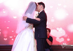 Chân dài Tuyết Lan hôn chồng doanh nhân say đắm trong đám cưới