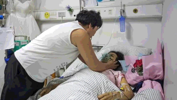 Cô dâu nhận lời cầu hôn của chú rể rồi trút hơi thở cuối cùng