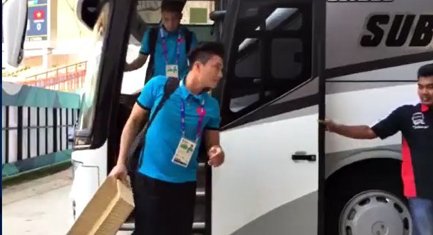 U23 Việt Nam đến sân chuẩn bị cho trận gặp U23 Nhật Bản