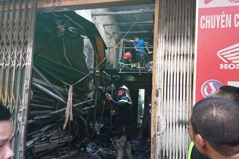 Hà Nội : Cháy dữ dội cửa hàng nhôm kính sâu trong ngõ