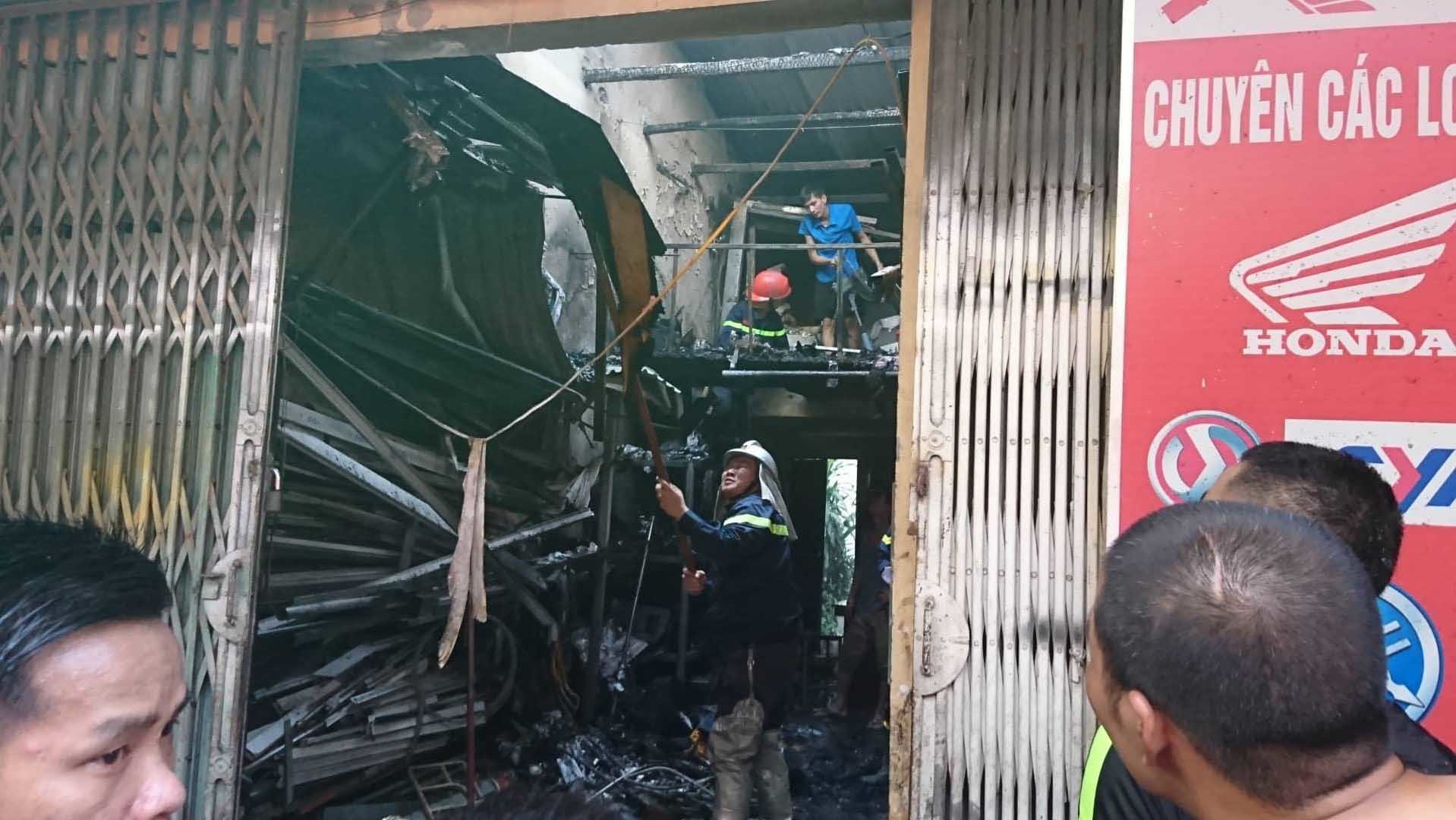 Hà Nội : Cháy dữ dội cửa hàng nhôm kính sâu trong ngõ