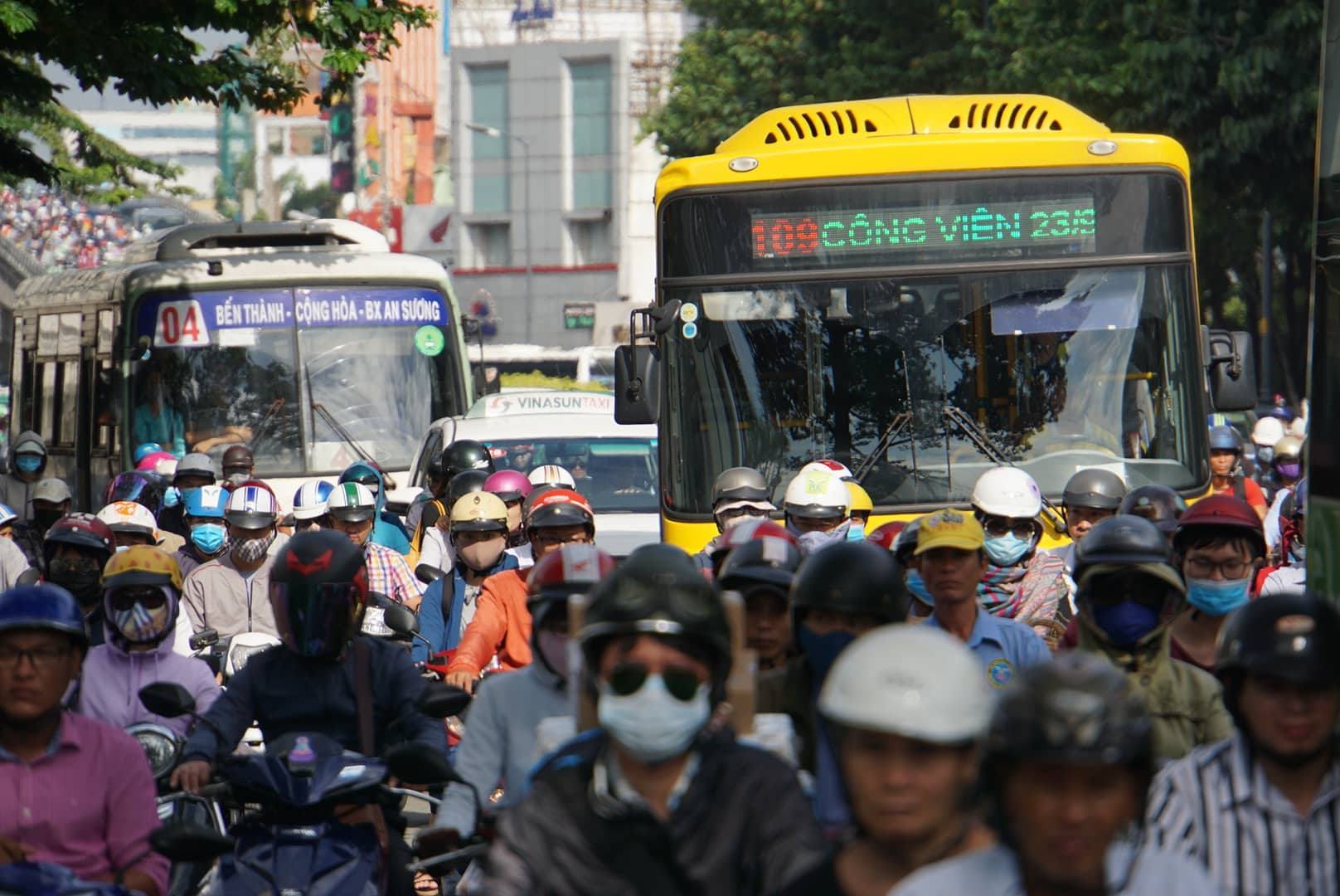 Xe máy có thể bị cấm chạy vào quận trung tâm Sài Gòn