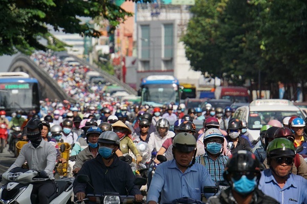 Giao thông Sài Gòn 'nhích từng mét' ngày đầu tuần