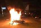 Hà Nội: Xe máy đâm xe tải bốc cháy, 2 anh em sinh đôi thương vong