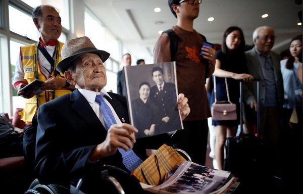 Hình ảnh dân Hàn háo hức tới Triều đoàn tụ thân nhân