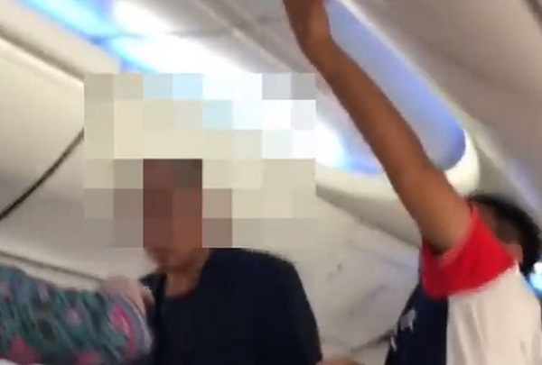 Video bắt quả tang trộm đồ trên chuyến bay từ Việt Nam đi Malaysia
