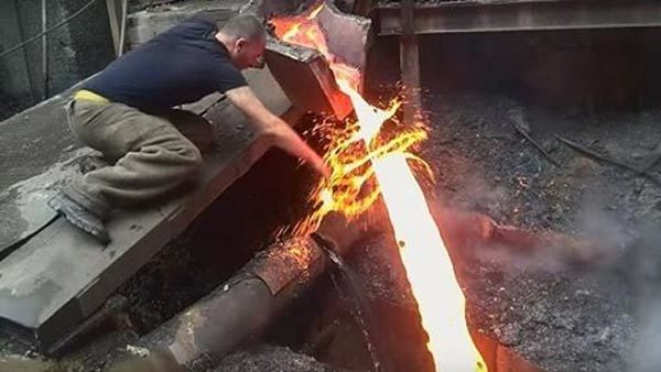 'Người Nga bất tử' tay không nghịch thép nóng chảy