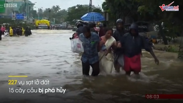 Hình ảnh nhà cửa cuốn trôi trong trận lũ khủng khiếp ở Ấn Độ