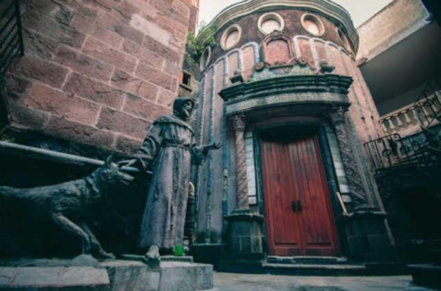 Lời nguyền bí ẩn về khách sạn ma ám bỏ hoang 50 năm giữa phố cổ