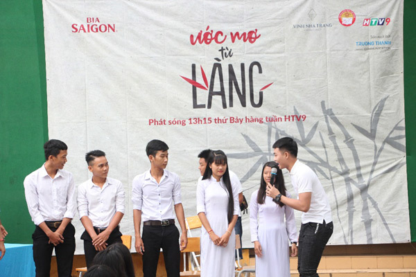 Tiến Đạt, Anh Tú trao học bổng cho học sinh nghèo